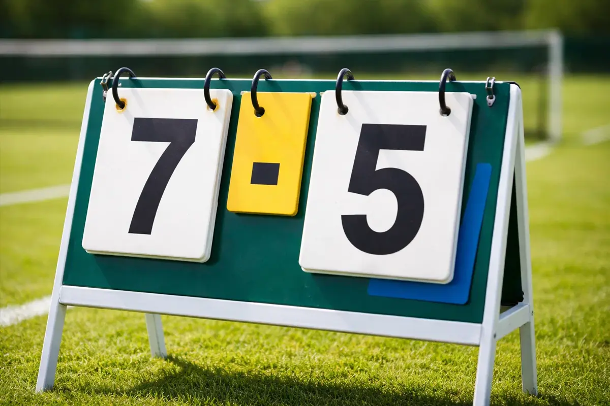 Primo piano di un segnapunti da tennis con punteggio di un set combattuto