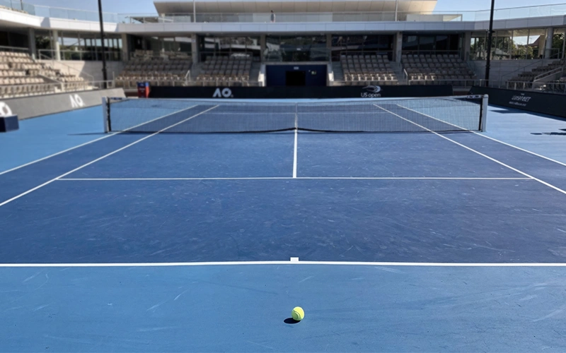 Campo da tennis in cemento blu durante un torneo professionistico