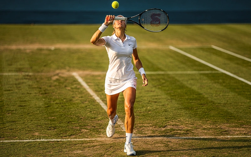Tennista al momento del servizio su campo da tennis professionale
